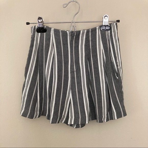 ZARA Trafaluc High Waisted Pleated Shorts - Picture 8 of 10